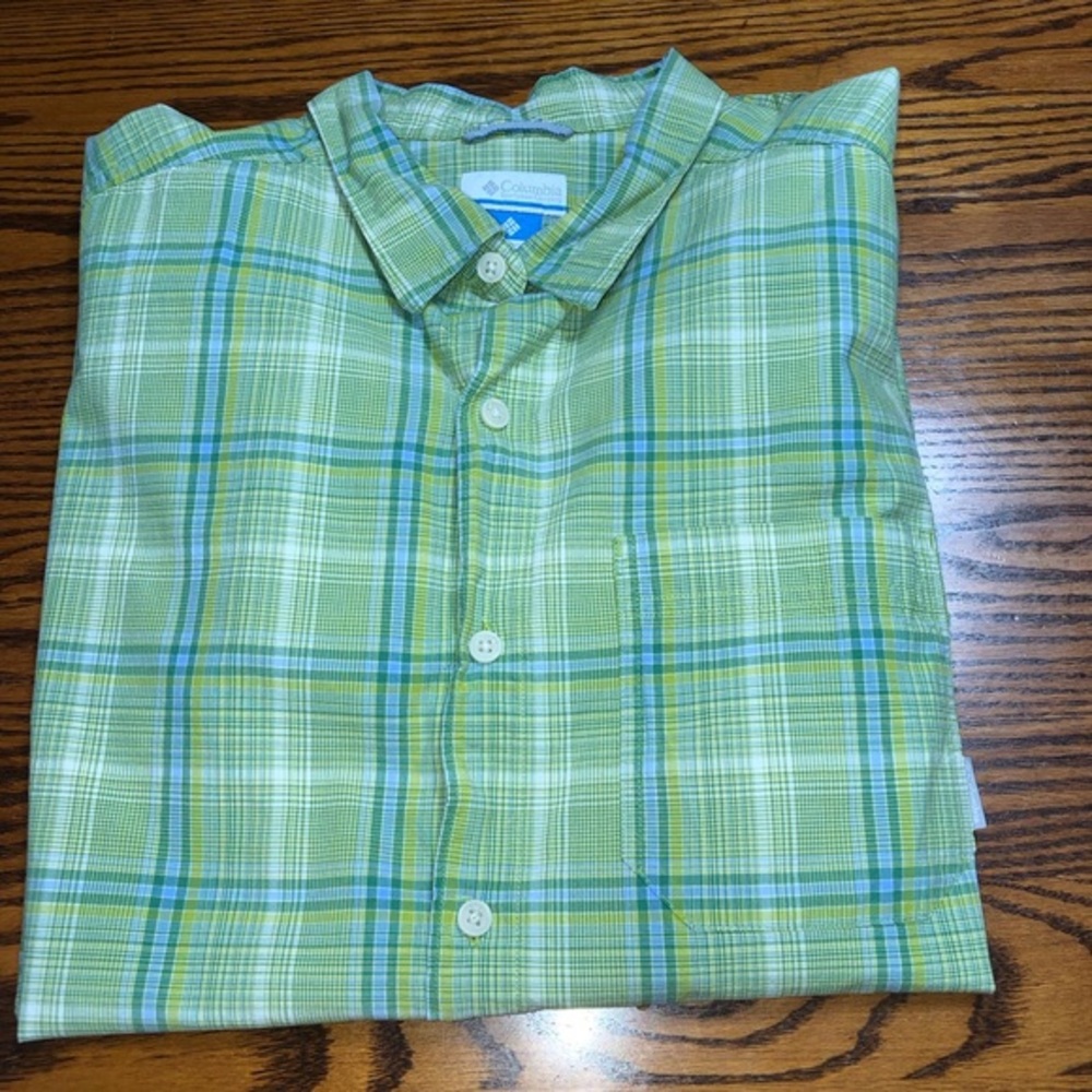 COLUMBIA SIZE XLARGE MENS GREEN & BLUE SHORT SLEEVE PLAID SHIRT WITH POCKET EUC